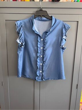 Cute lightweight Sleeveless Ruffle Button-Front Chambray Top - Blue